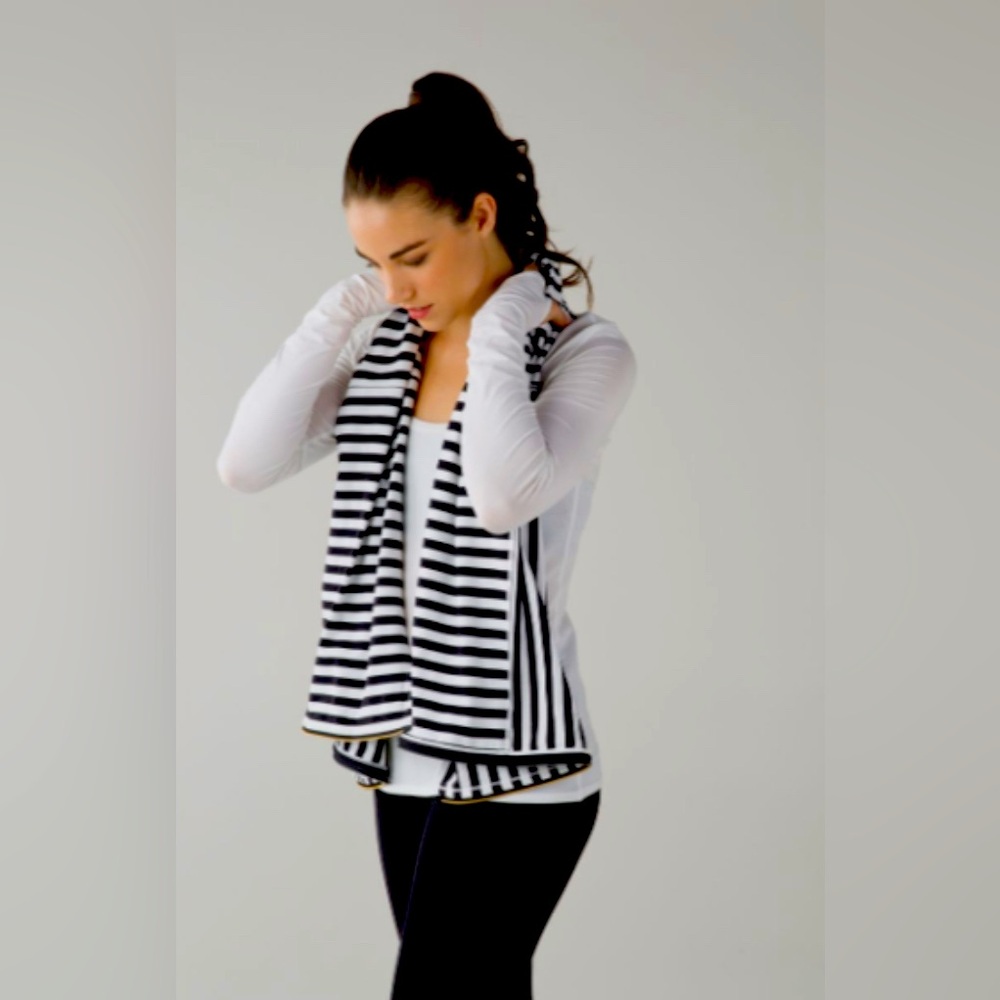 Lululemon Vinyasa Scarf/Wrap black and white stripe with gold zipper